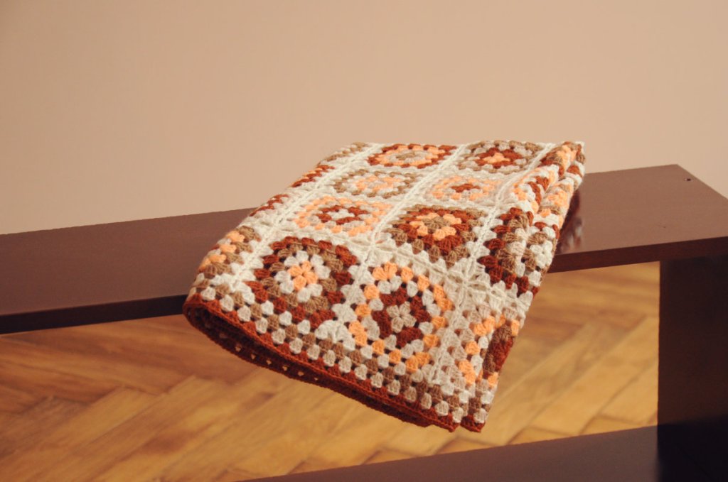 How to make a crochet baby blanket - free pattern by Kyla Zoran